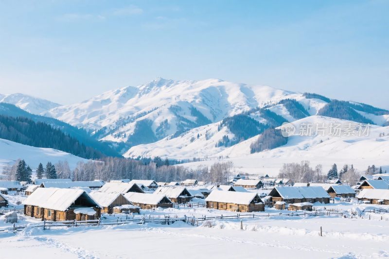 雪山乡村雪景图