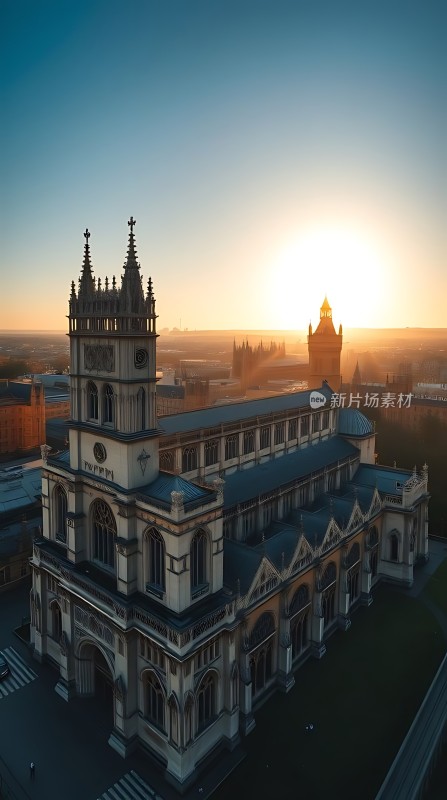 金色阳光下的宏伟教堂