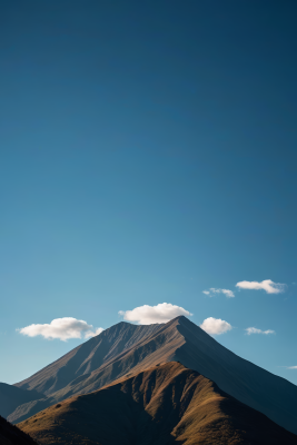 天上有云的高山清风景摄影图片