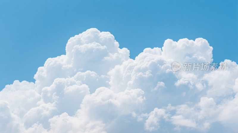 蓬松白云与蓝天的纯净邂逅