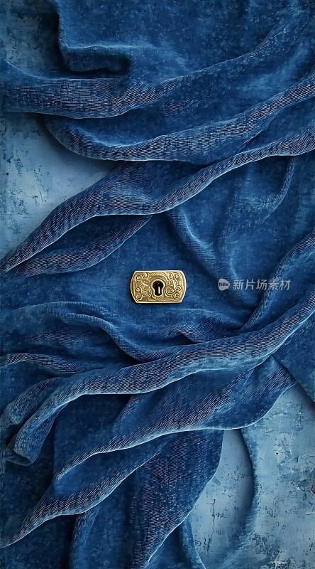 蓝色布料上的金色锁扣