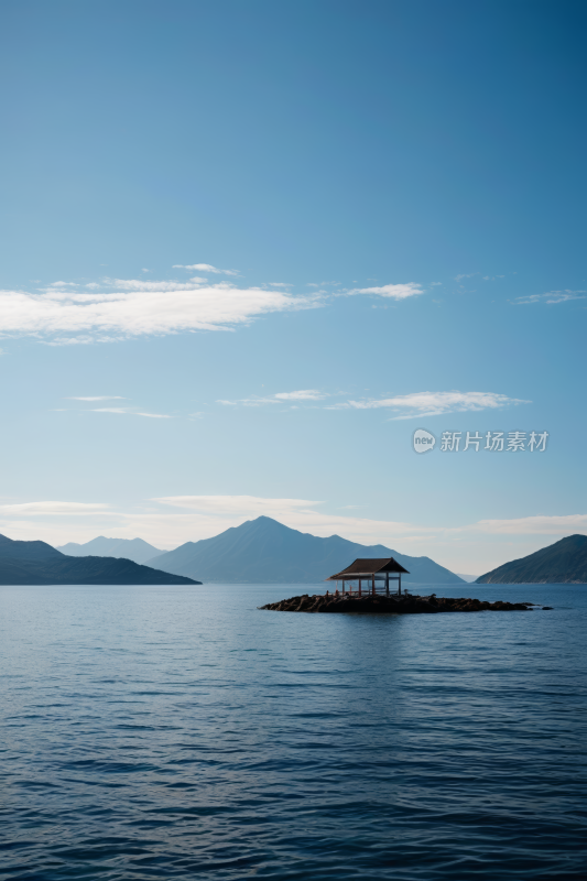 海中央的一个小岛上一座小小屋高清风景图片