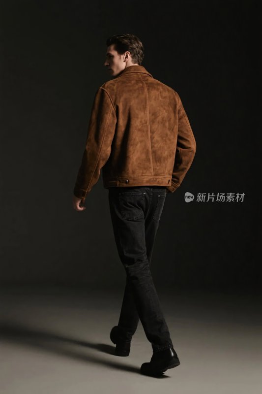 男子棕皮衣行走摄影