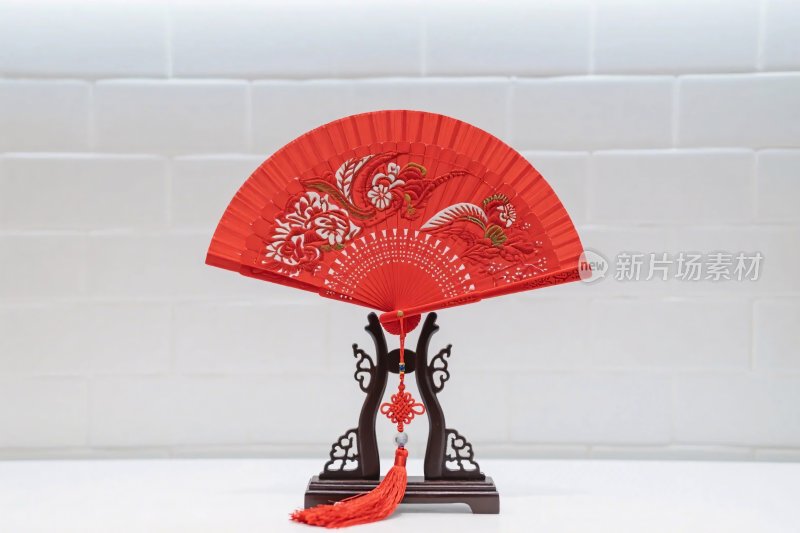 红色折扇摆件展示