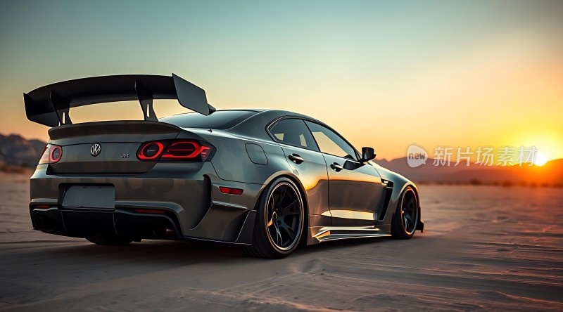 日落下的黑色赛车夕阳映照下车尾翼和尾灯显得格外醒目