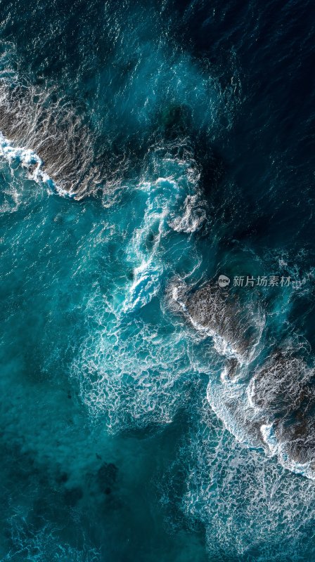 蓝色海洋海浪冲击礁石景象