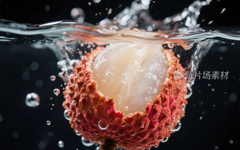 新鲜荔枝掉入水里