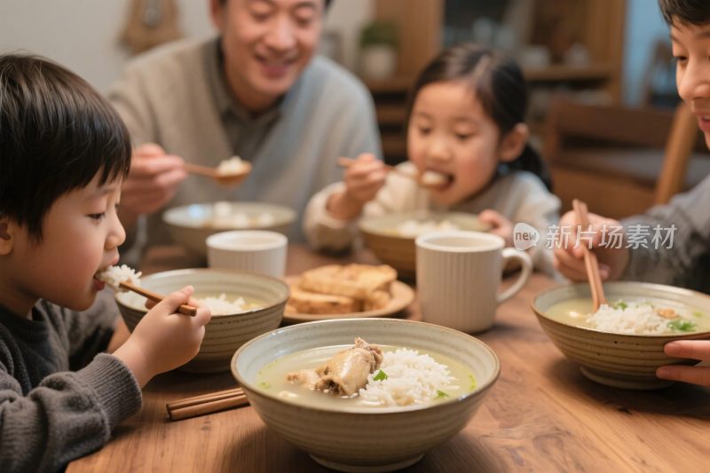 家庭温馨用餐场景
