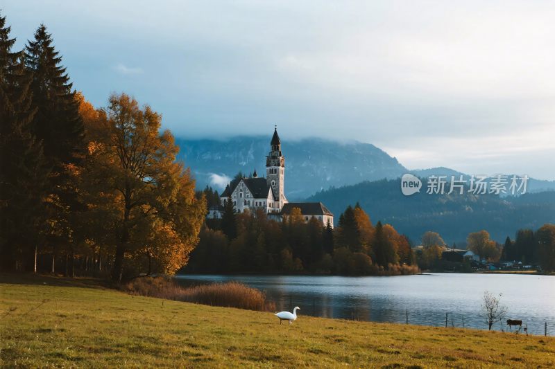 湖畔城堡秋日美景