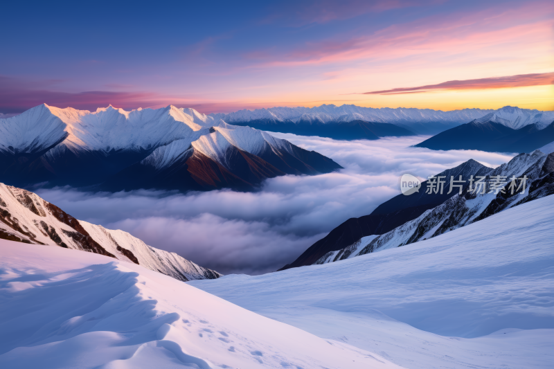 日落时分山上被雪和云覆盖滑雪板上的人风景