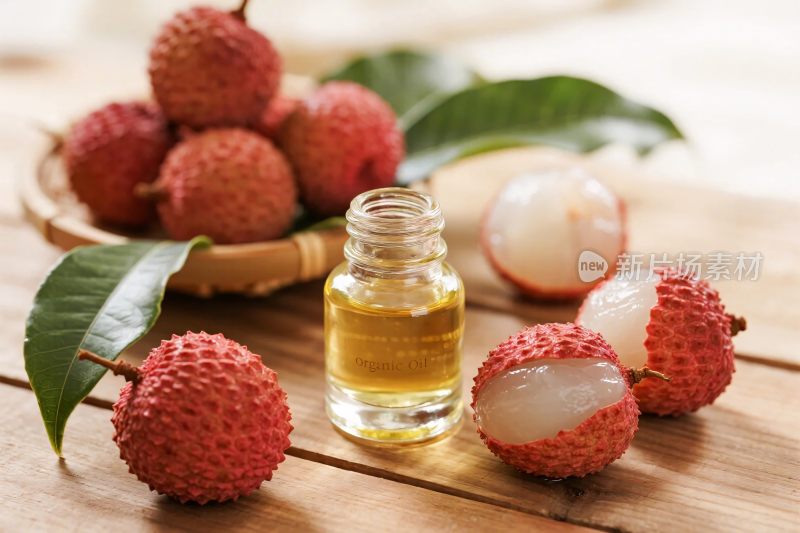 木桌上的荔枝与荔枝精油