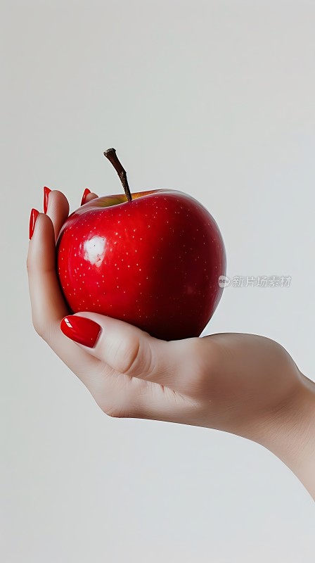 红苹果与红色美甲