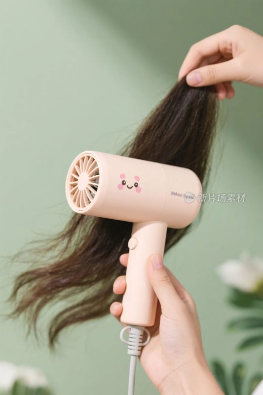 粉色吹风机吹头发
