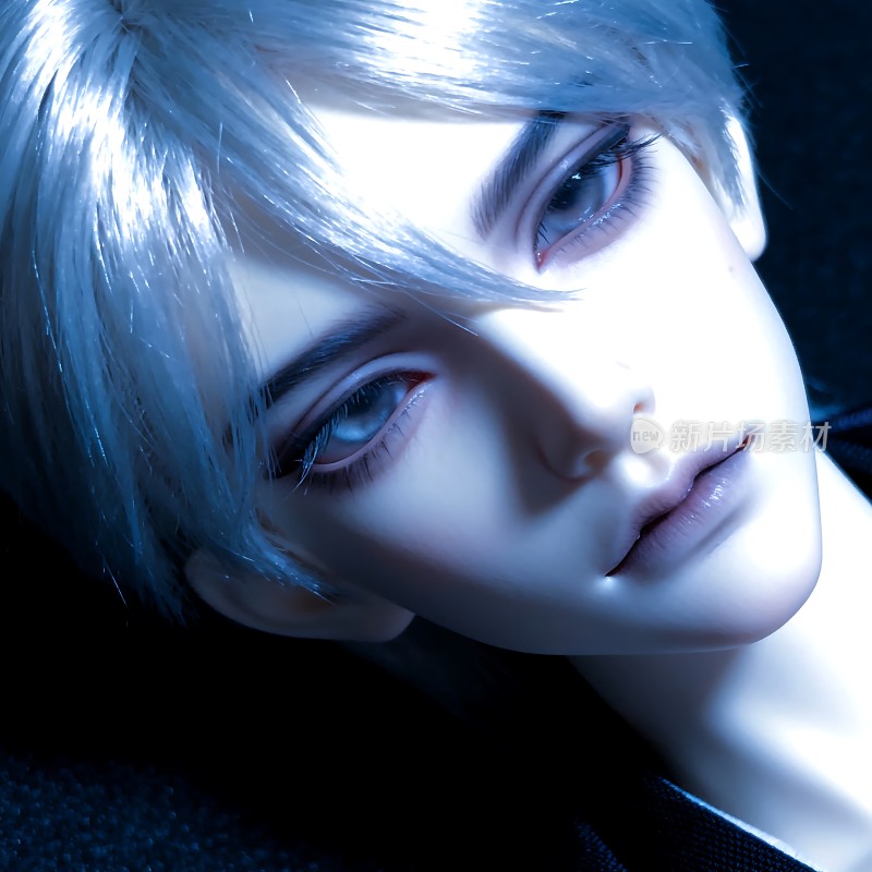 银发蓝眼神秘而深邃