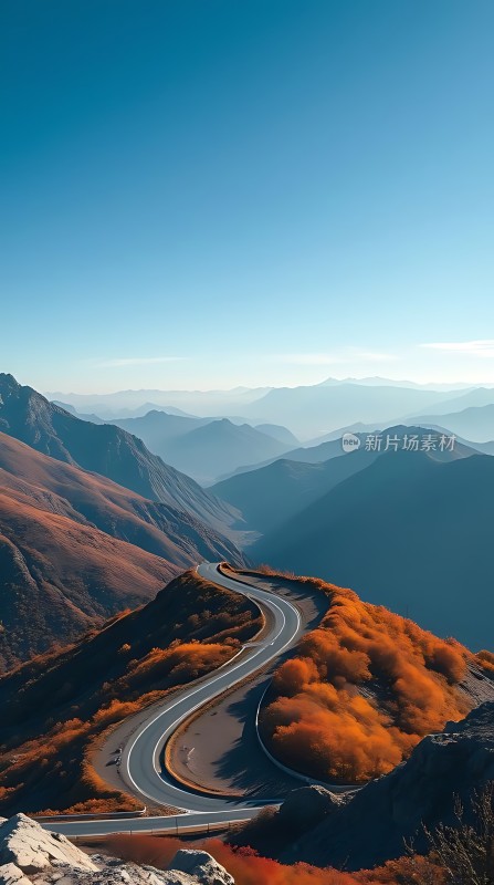 秋日山间蜿蜒公路
