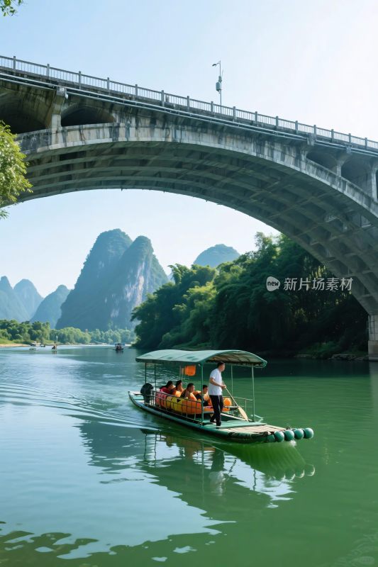 江上小船与跨江大桥风景