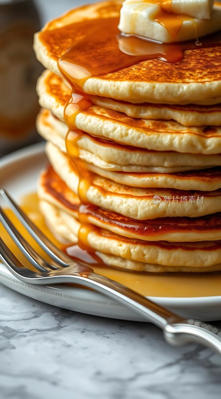 美味煎饼配糖浆与黄油