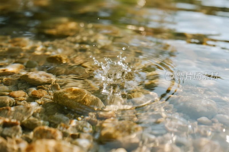 水流飞溅在石间水面