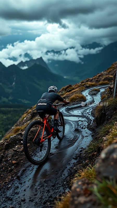 骑行者穿越雨后山间小径