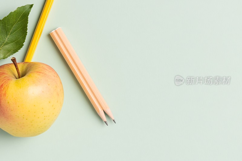 苹果与铅笔静物图