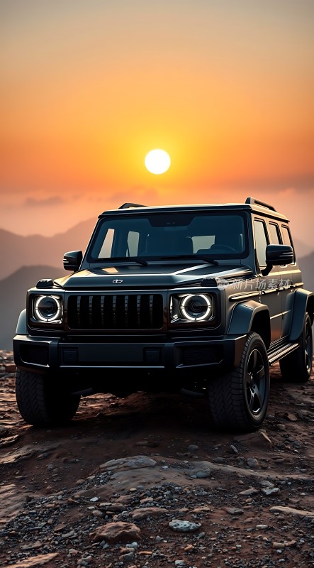日落下的黑色越野车