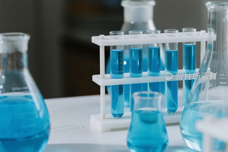 实验室玻璃器皿与液体