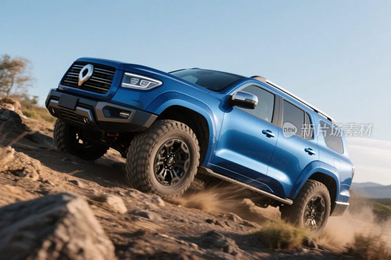 蓝色越野汽车行驶于山地