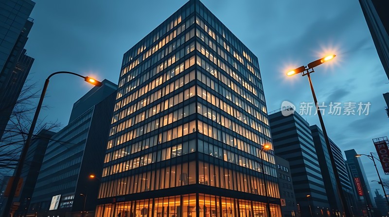 都市夜景下的现代建筑群