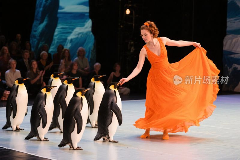 舞台上女士与企鹅表演