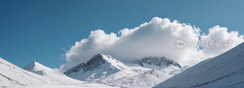 山被雪覆盖天空中有几朵云高清风景横幅图片