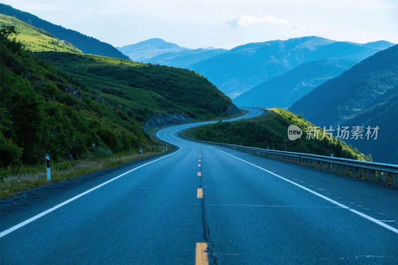 山间蜿蜒公路风景