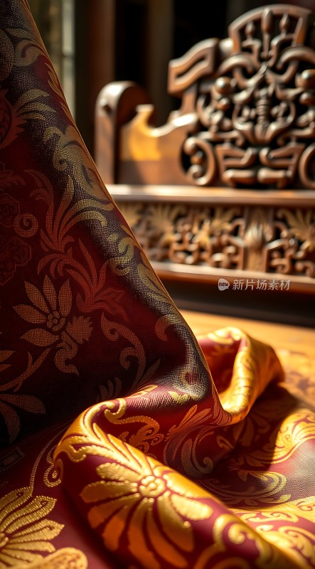 金色花纹布料与雕花木椅