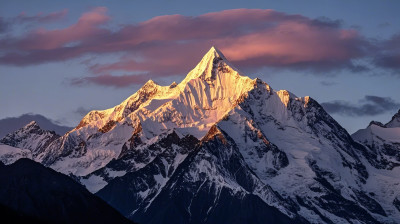 玉龙雪山主峰晨曦自然风景奇观