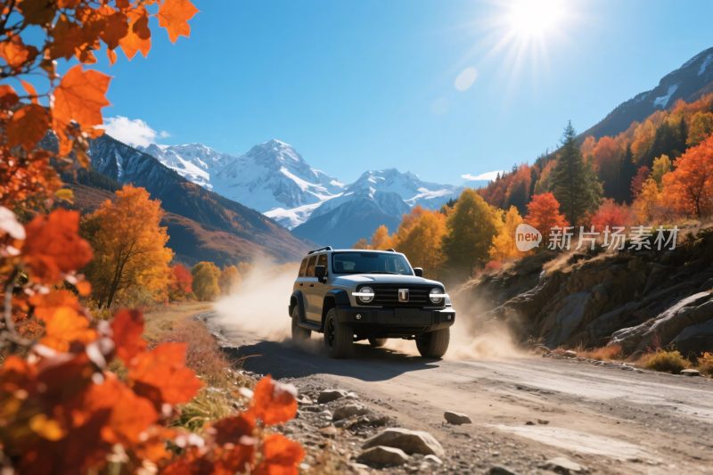 越野汽车行驶在秋日山间