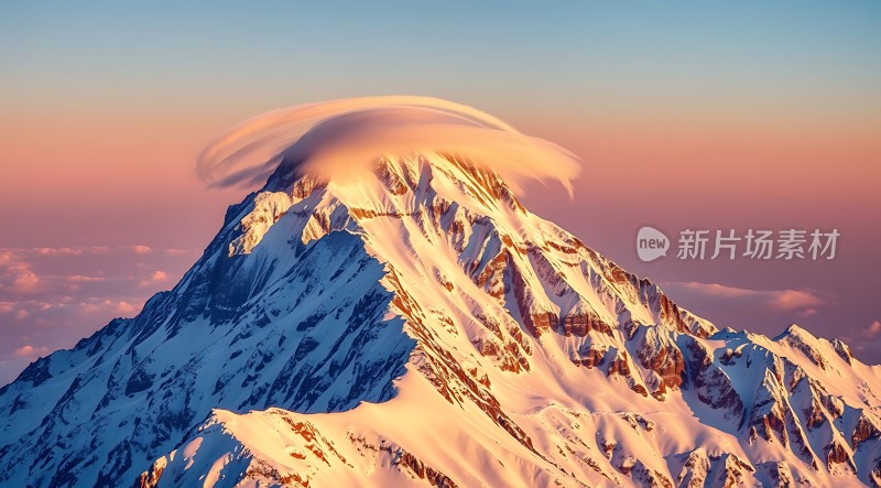 雪山顶端的神秘云环