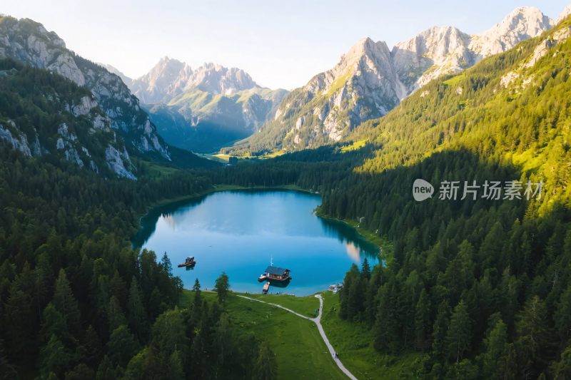 山间湖泊美丽自然风光