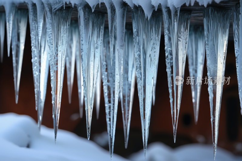 冰柱悬挂在雪地屋顶上高清背景图片