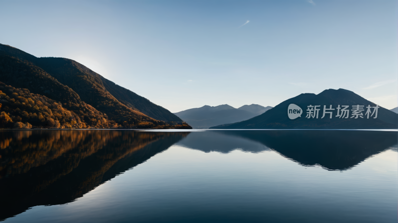 山倒映在有船的湖水中风景图片