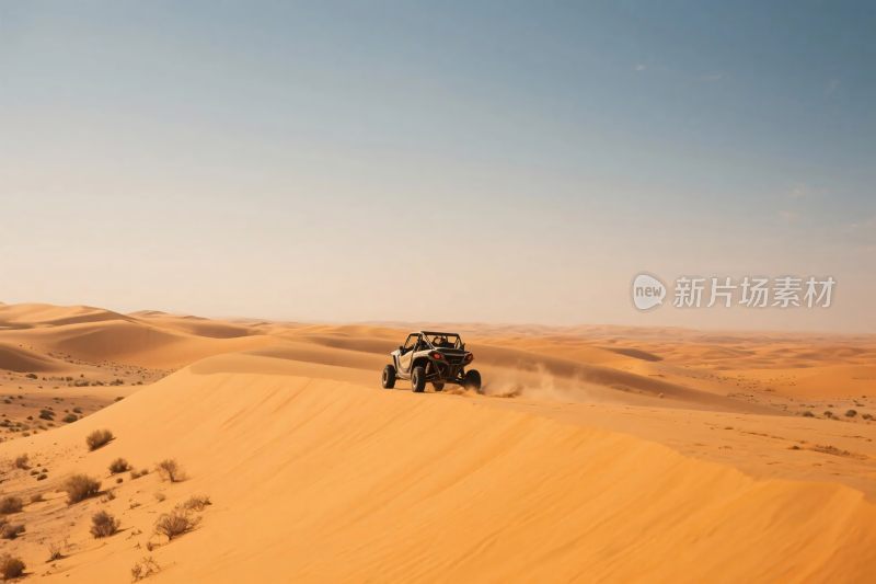 沙漠中行驶的越野车