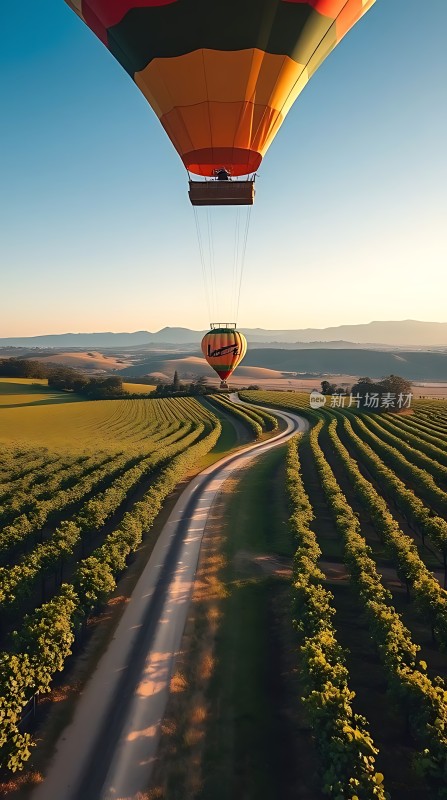 热气球俯瞰蜿蜒小路和绿色田野