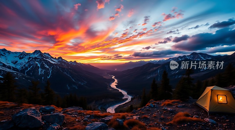 日落下的雪山露营