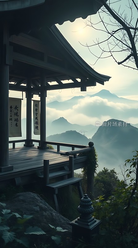 云雾缭绕古亭静立山巅