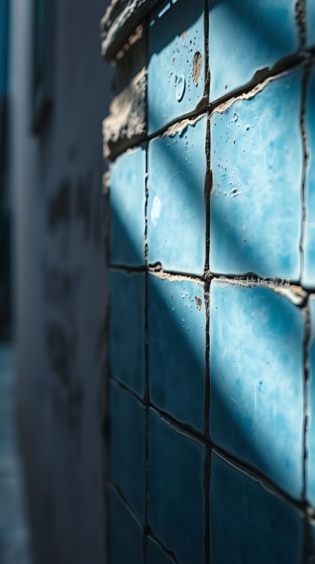 阳光下的蓝色瓷砖墙