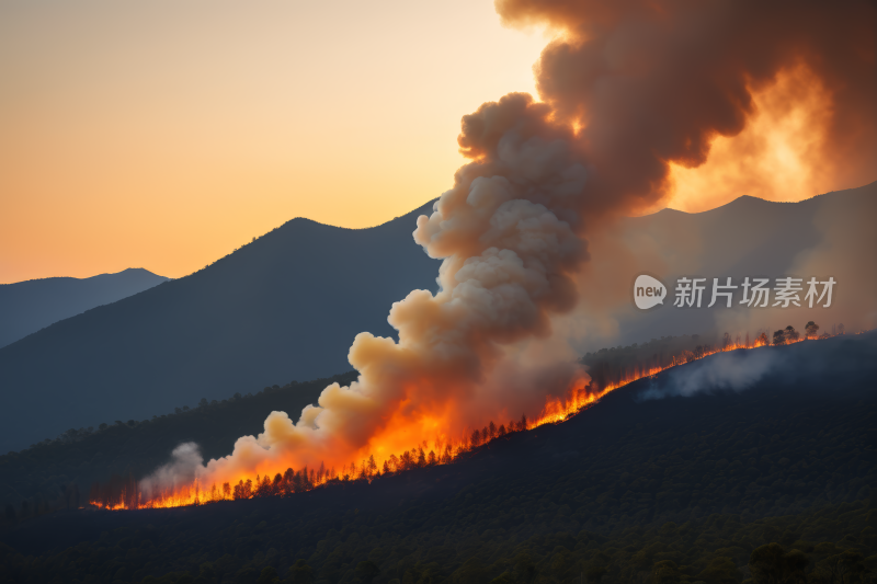 太阳落山时山上的火冒出滚滚浓烟风景图片