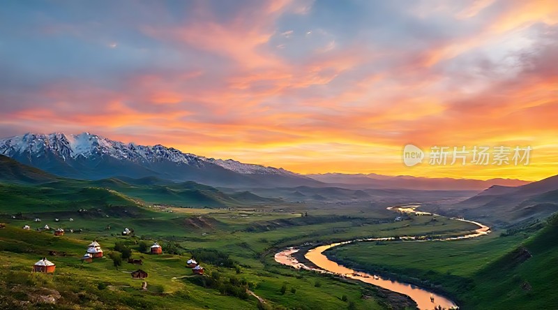 日落下的草原与雪山