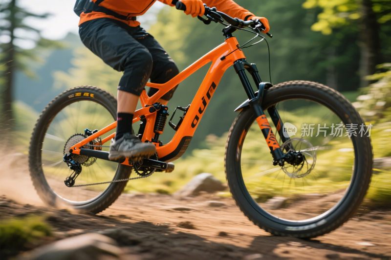 骑行者驾驶橙色山地车越野