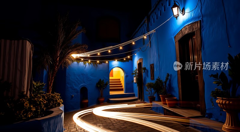 蓝色夜巷灯光璀璨宁静而神秘