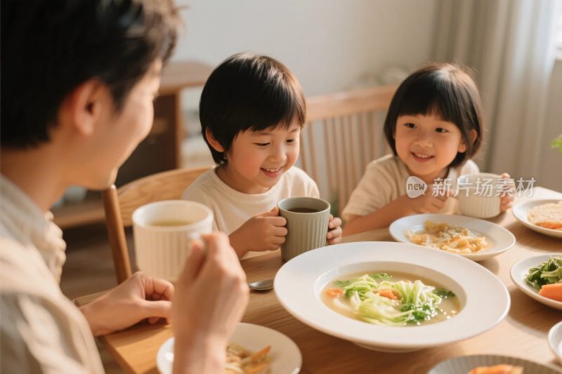 温馨家庭用餐场景
