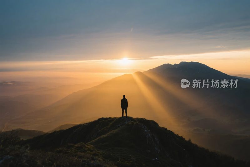 山顶日出人物剪影