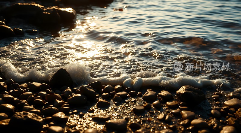 阳光下的海浪轻拍沙滩